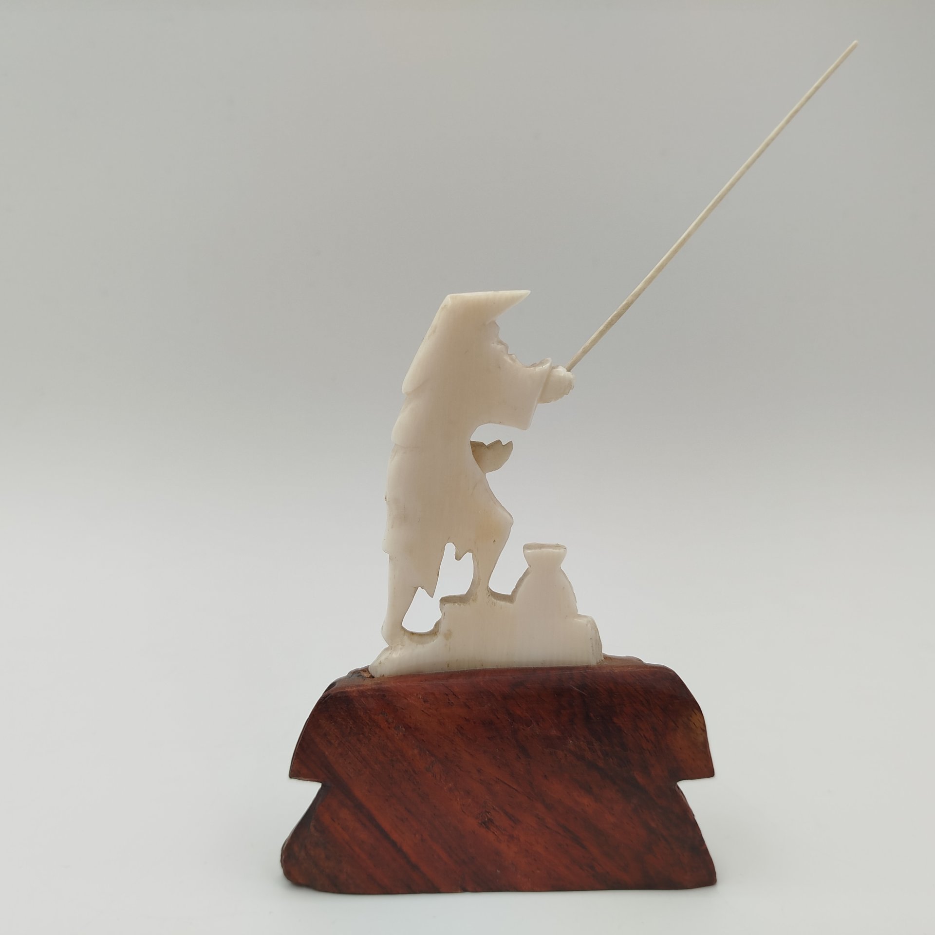 Фигурка рыбака, выполненная из слоновой кости, кость, дерево, Китай, 1940-1960 гг., Китай