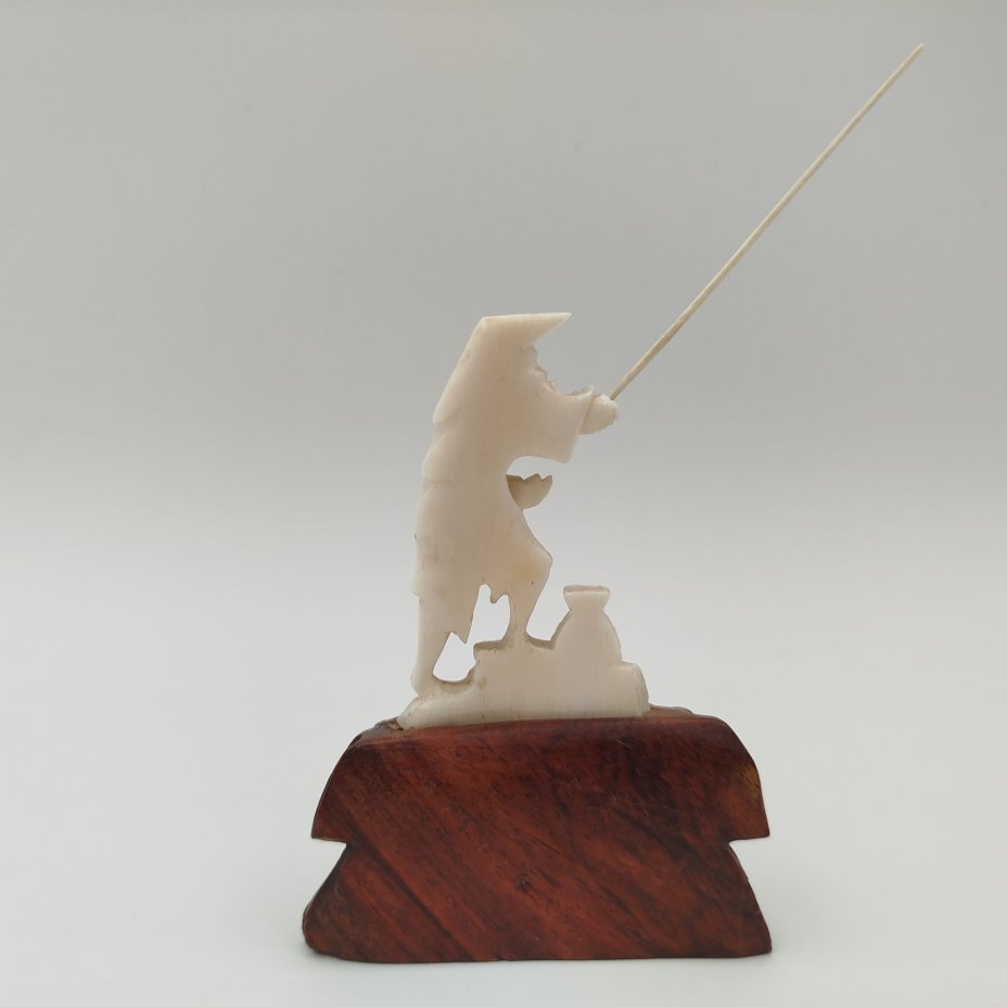 Фигурка рыбака, выполненная из слоновой кости, кость, дерево, Китай, 1940-1960 гг., Китай