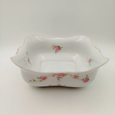 Салатник квадратной формы, украшенный изображением роз, фарфор, деколь, золочение, Западная Европа, 1900-1930 гг.