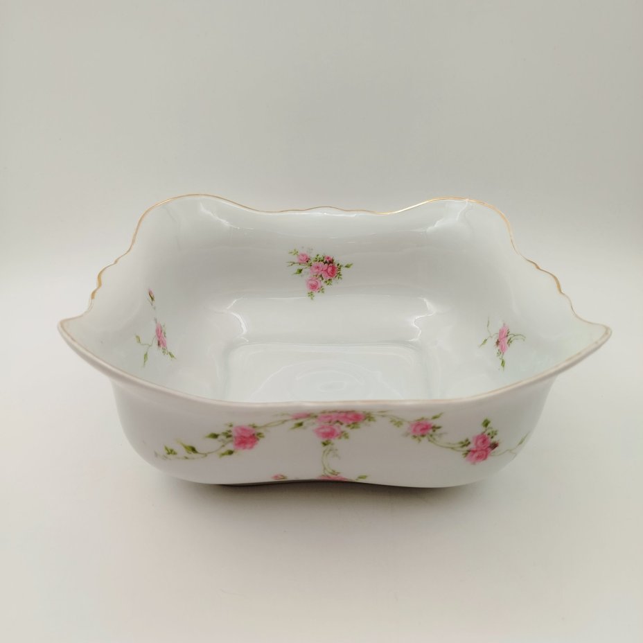 Салатник квадратной формы, украшенный изображением роз, фарфор, деколь, золочение, Западная Европа, 1900-1930 гг.