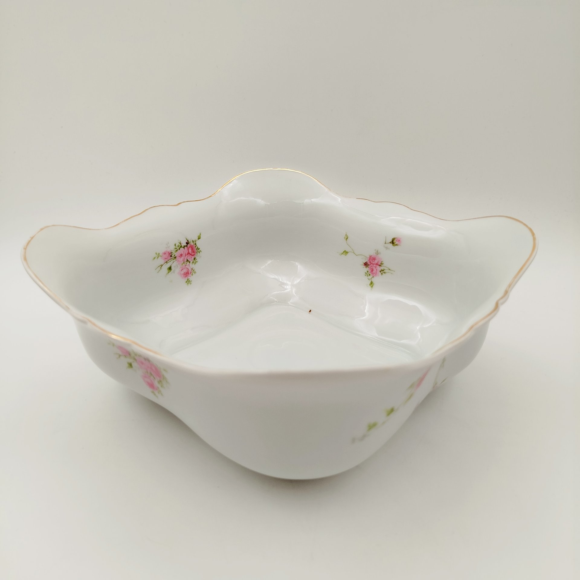 Салатник квадратной формы, украшенный изображением роз, фарфор, деколь, золочение, Западная Европа, 1900-1930 гг.