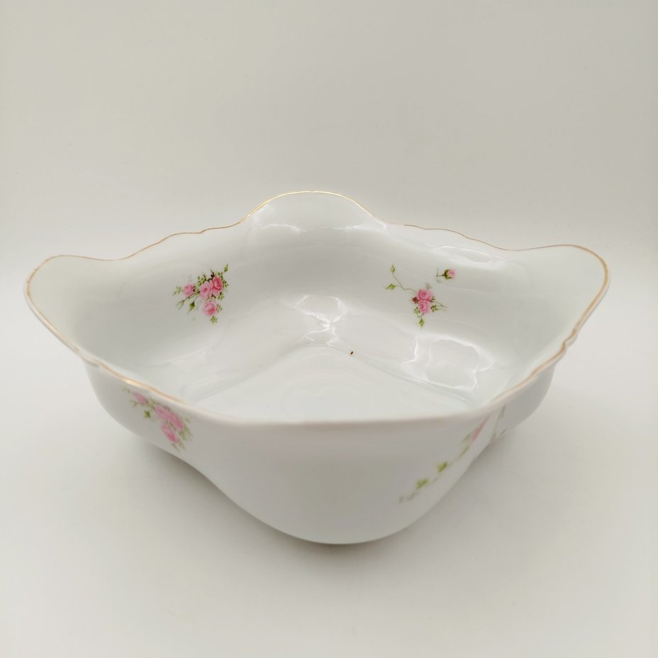 Салатник квадратной формы, украшенный изображением роз