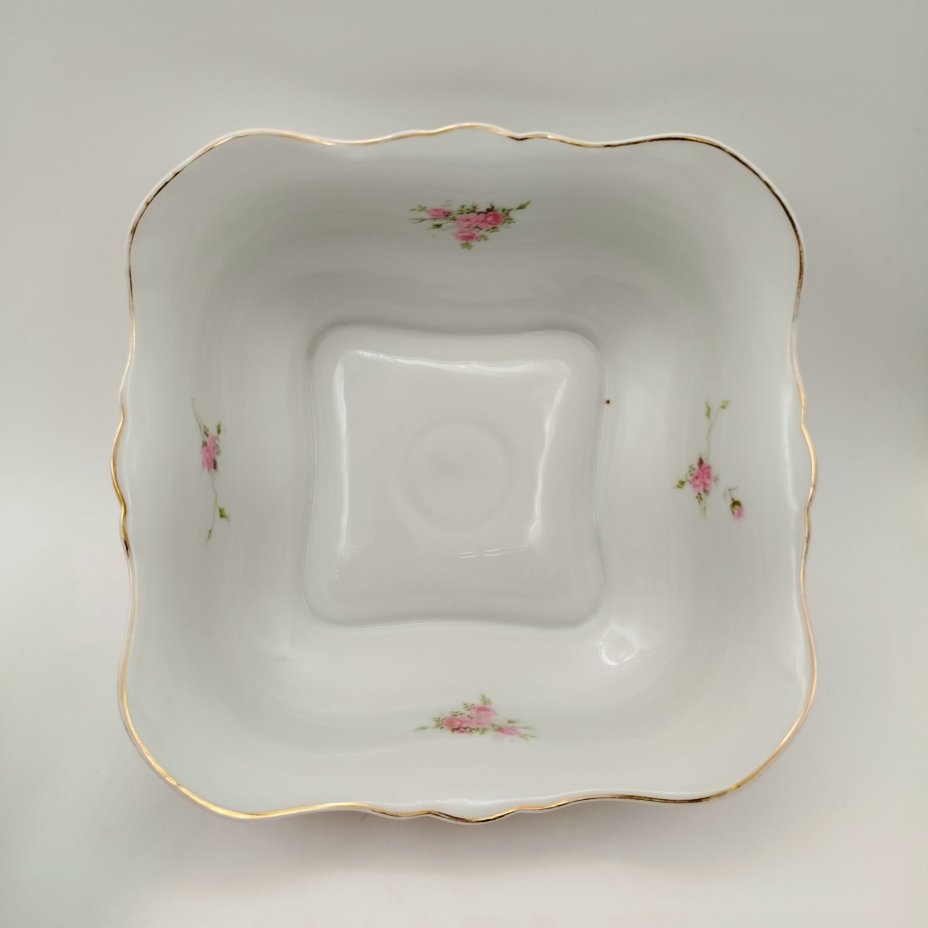 Салатник квадратной формы, украшенный изображением роз