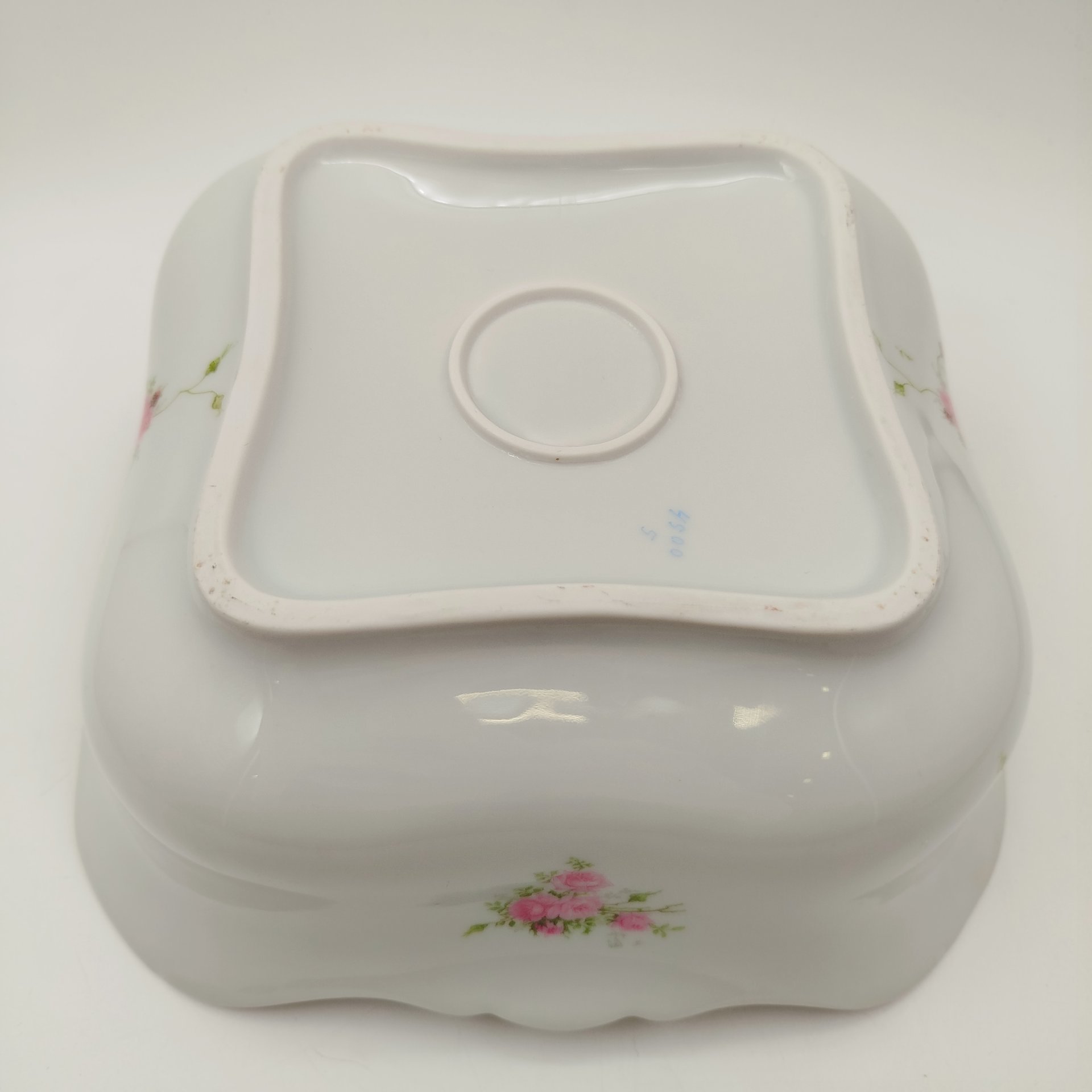 Салатник квадратной формы, украшенный изображением роз, фарфор, деколь, золочение, Западная Европа, 1900-1930 гг.