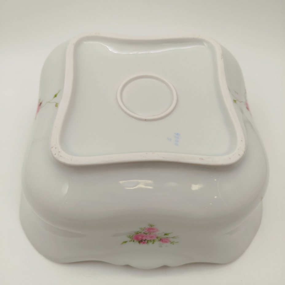 Салатник квадратной формы, украшенный изображением роз