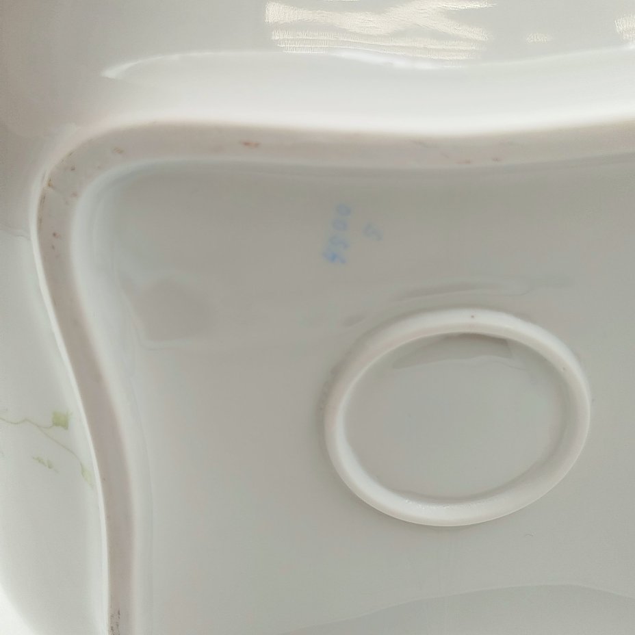 Салатник квадратной формы, украшенный изображением роз