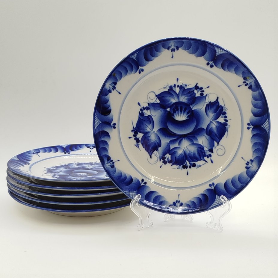 Набор из 6-ти десертных тарелок с цветочным декором, ав. Пятнова, фарфор, роспись, Гжельская фарфоровая мануфактура «Галактика», Российская Федерация, 1991-2015 гг.