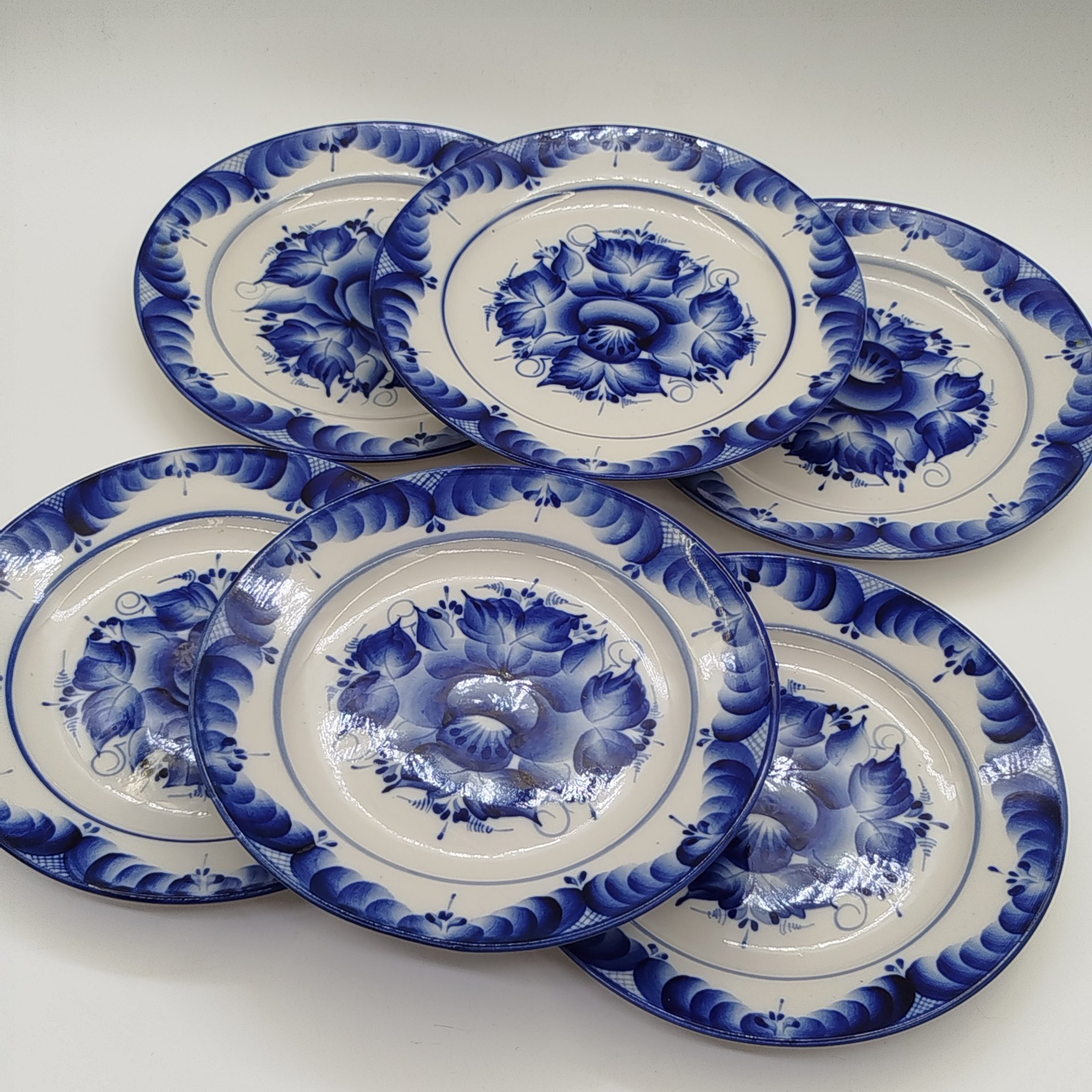 Набор из 6-ти десертных тарелок с цветочным декором, ав. Пятнова, фарфор, роспись, Гжельская фарфоровая мануфактура «Галактика», Российская Федерация, 1991-2015 гг.