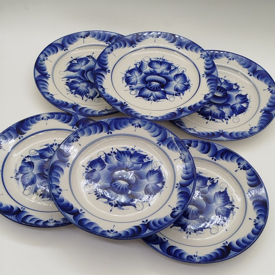 Набор из 6-ти десертных тарелок с цветочным декором, ав. Пятнова, фарфор, роспись, Гжельская фарфоровая мануфактура «Галактика», Российская Федерация, 1991-2015 гг.