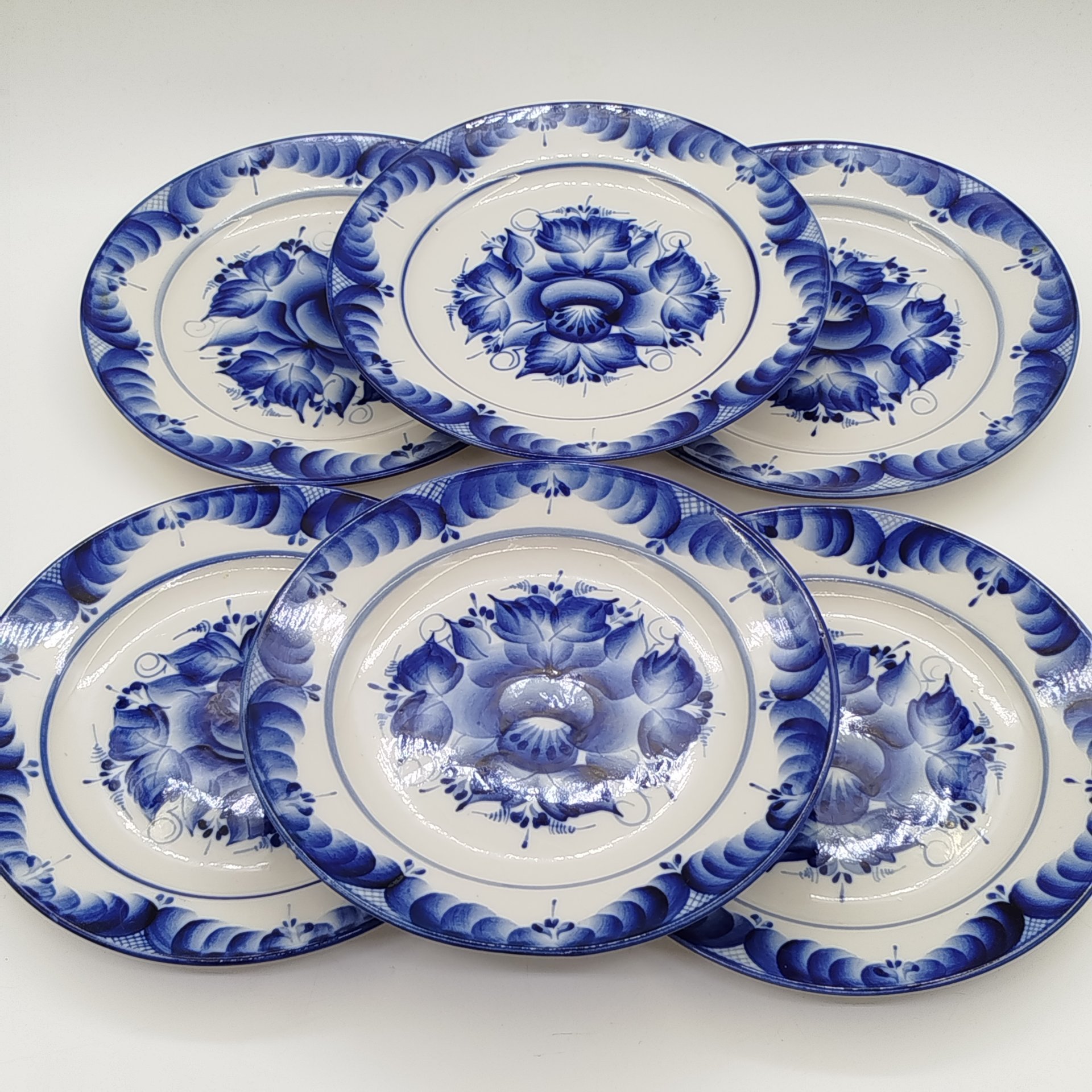 Набор из 6-ти десертных тарелок с цветочным декором, ав. Пятнова, фарфор, роспись, Гжельская фарфоровая мануфактура «Галактика», Российская Федерация, 1991-2015 гг.