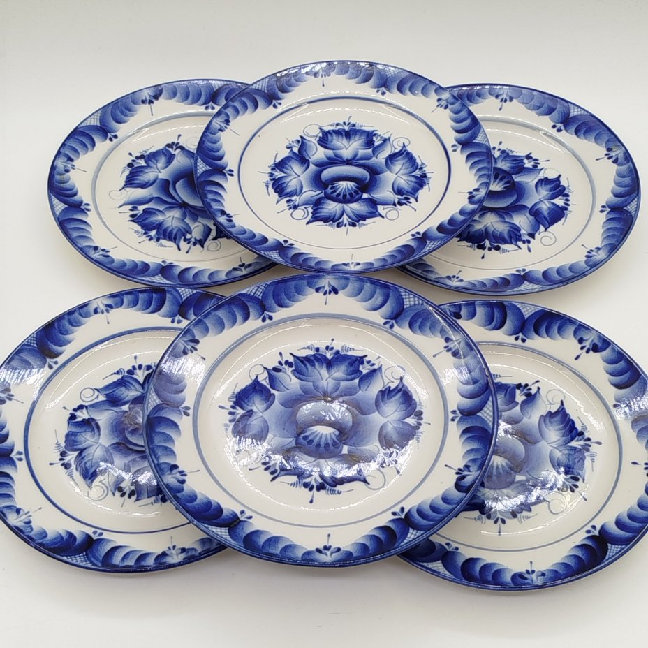 Набор из 6-ти десертных тарелок с цветочным декором, ав. Пятнова, фарфор, роспись, Гжельская фарфоровая мануфактура «Галактика», Российская Федерация, 1991-2015 гг.