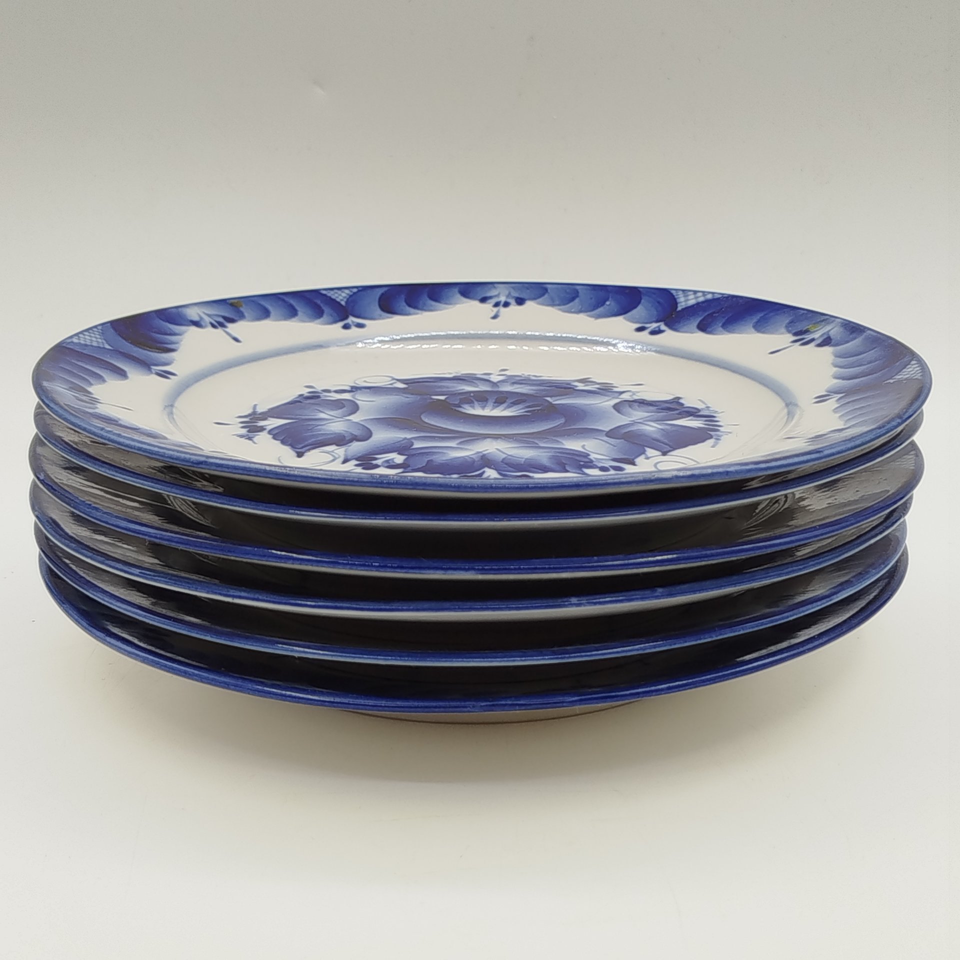 Набор из 6-ти десертных тарелок с цветочным декором, ав. Пятнова, фарфор, роспись, Гжельская фарфоровая мануфактура «Галактика», Российская Федерация, 1991-2015 гг.