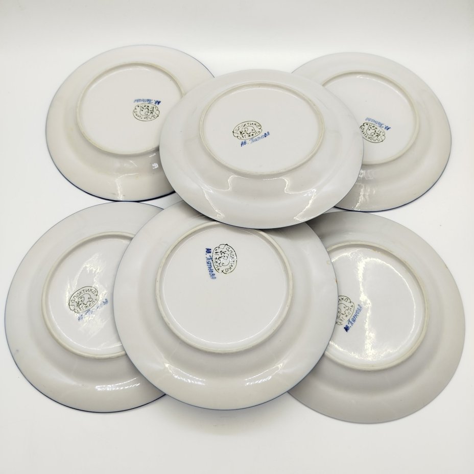Набор из 6-ти десертных тарелок с цветочным декором, ав. Пятнова, фарфор, роспись, Гжельская фарфоровая мануфактура «Галактика», Российская Федерация, 1991-2015 гг.