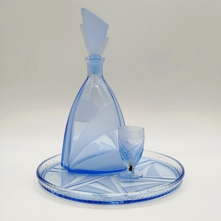 Набор для подачи крепких напитков (графин, рюмка, поднос) в стиле Art Deco, цветное стекло, матирование, Стеклозавод «Неман», Польша, 1925-1939 гг.