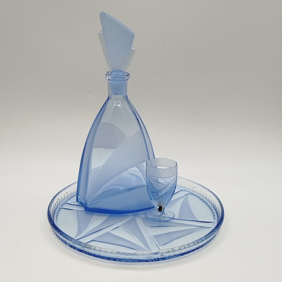 Набор для подачи крепких напитков (графин, рюмка, поднос) в стиле Art Deco, цветное стекло, матирование, Стеклозавод «Неман», Польша, 1925-1939 гг.