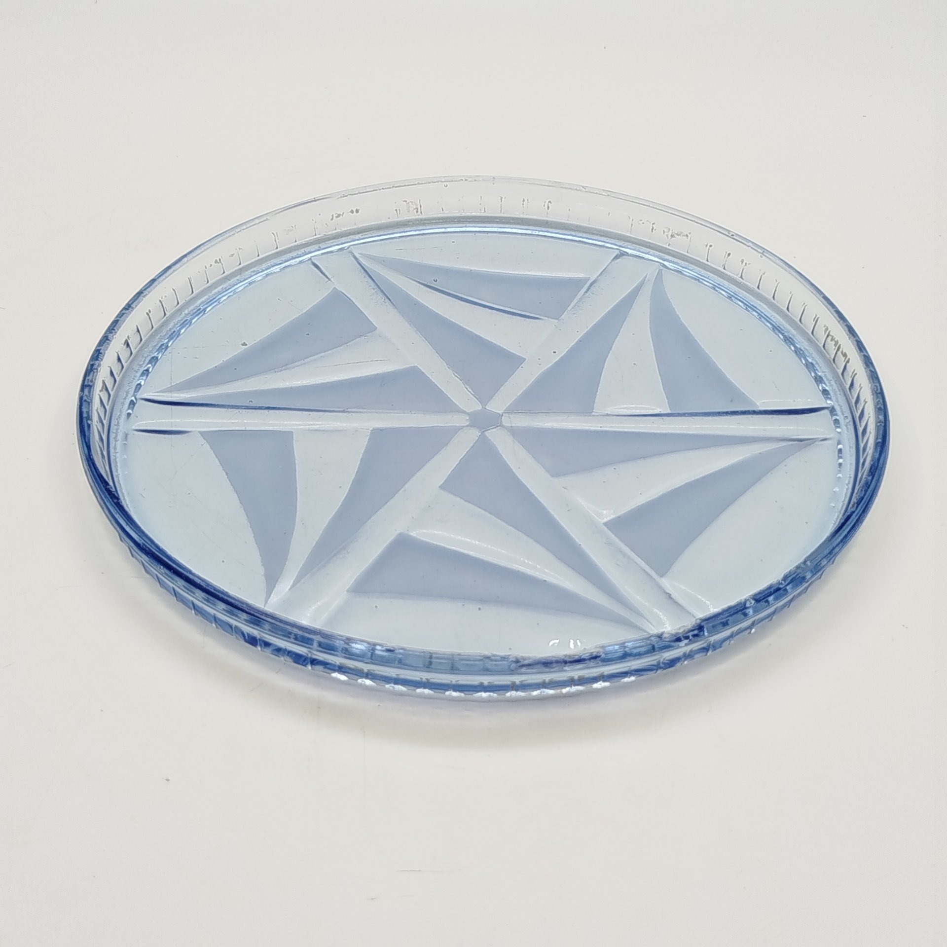 Набор для подачи крепких напитков (графин, рюмка, поднос) в стиле Art Deco, цветное стекло, матирование, Стеклозавод «Неман», Польша, 1925-1939 гг.