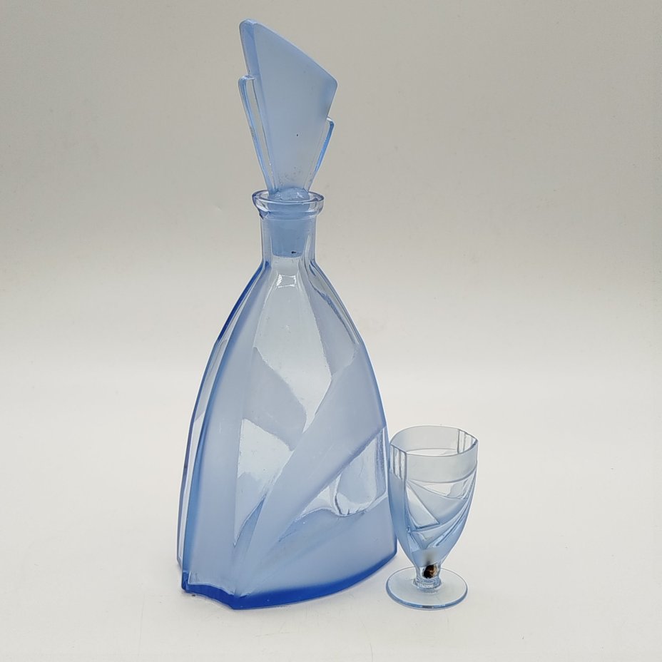 Набор для подачи крепких напитков (графин, рюмка, поднос) в стиле Art Deco, цветное стекло, матирование, Стеклозавод «Неман», Польша, 1925-1939 гг.