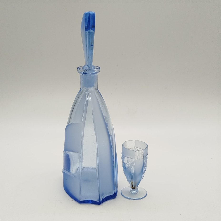 Набор для подачи крепких напитков (графин, рюмка, поднос) в стиле Art Deco, цветное стекло, матирование, Стеклозавод «Неман», Польша, 1925-1939 гг.