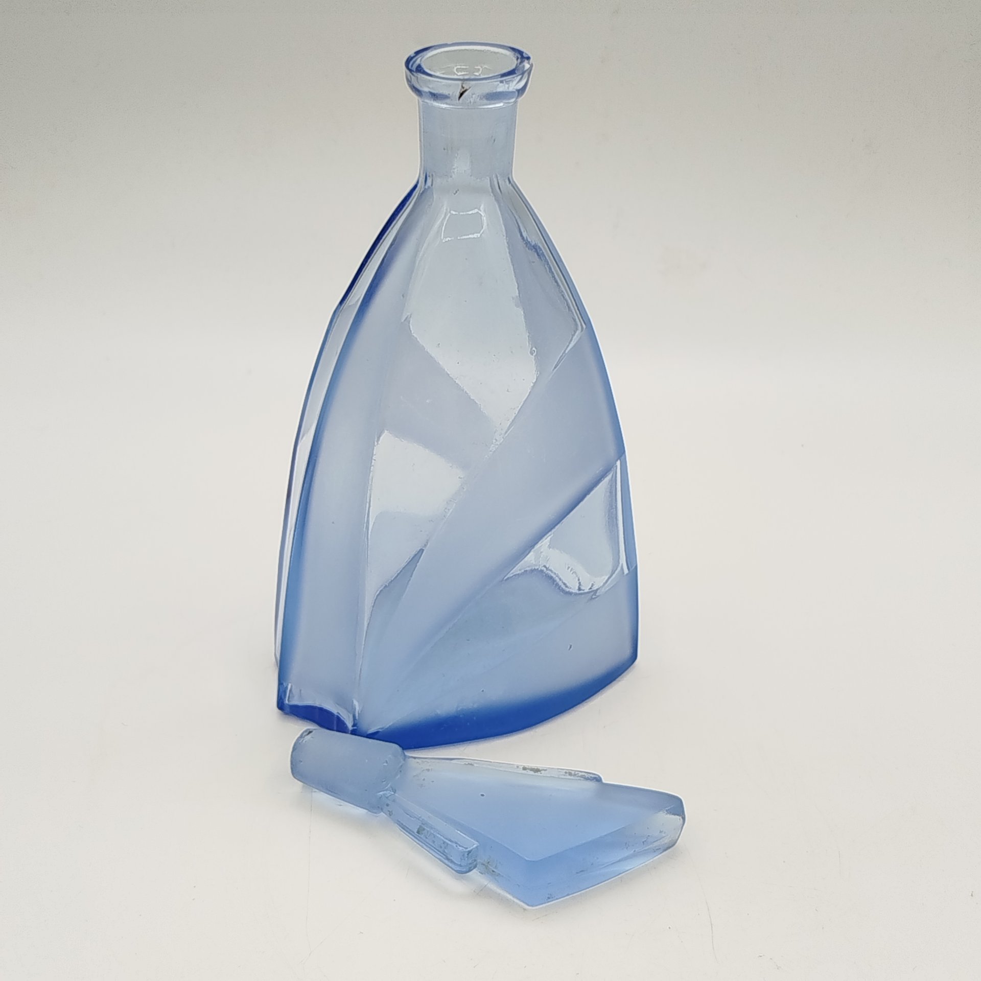 Набор для подачи крепких напитков (графин, рюмка, поднос) в стиле Art Deco, цветное стекло, матирование, Стеклозавод «Неман», Польша, 1925-1939 гг.