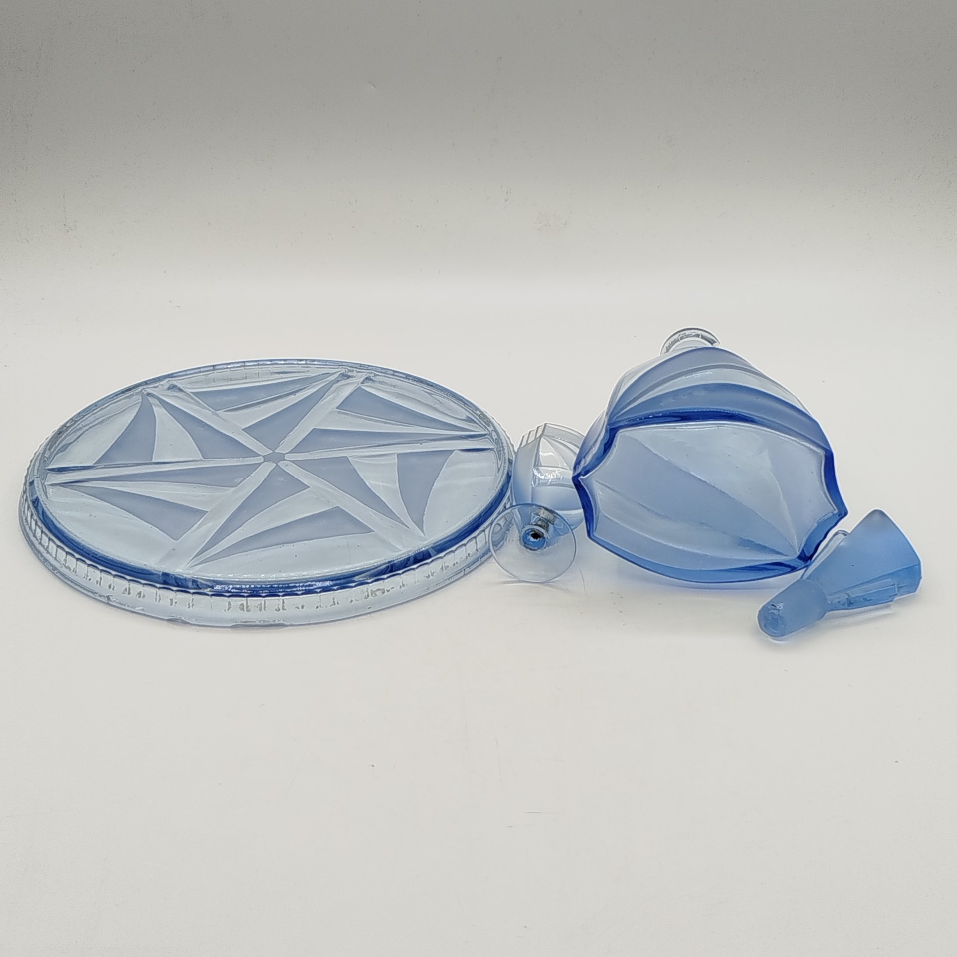 Набор для подачи крепких напитков (графин, рюмка, поднос) в стиле Art Deco, цветное стекло, матирование, Стеклозавод «Неман», Польша, 1925-1939 гг.