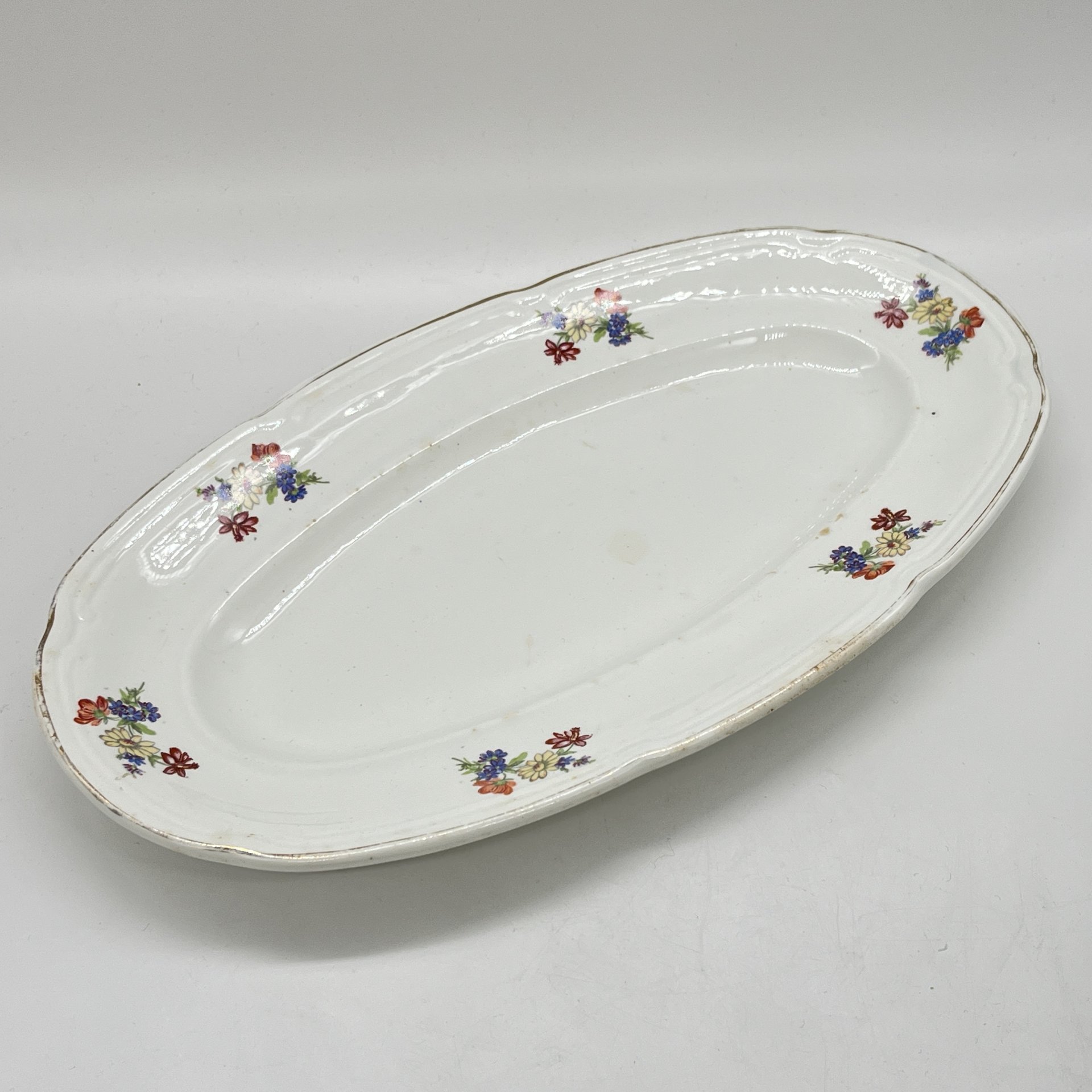 Блюдо овальной формы с цветочным декором, фаянс, деколь, золочение, Конаковский фаянсовый завод им. М.И. Калинина (ЗиК Конаково), СССР, 1952-1962 гг.