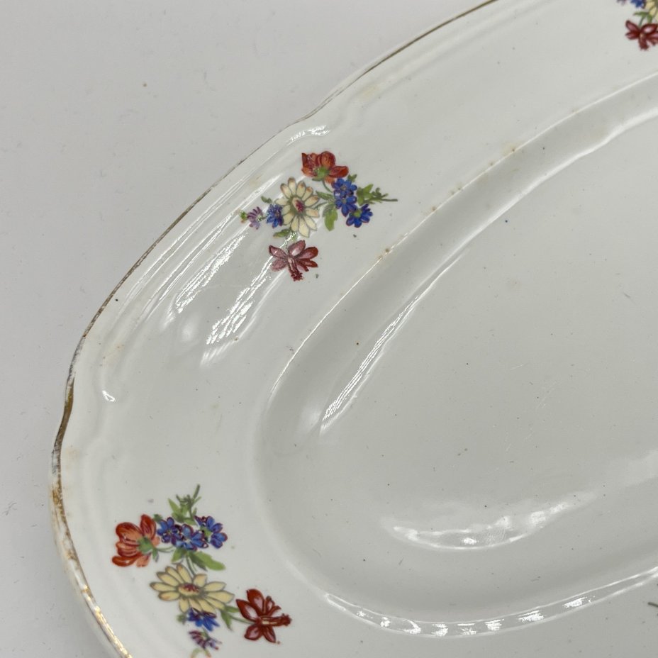 Блюдо овальной формы с цветочным декором, фаянс, деколь, золочение, Конаковский фаянсовый завод им. М.И. Калинина (ЗиК Конаково), СССР, 1952-1962 гг.