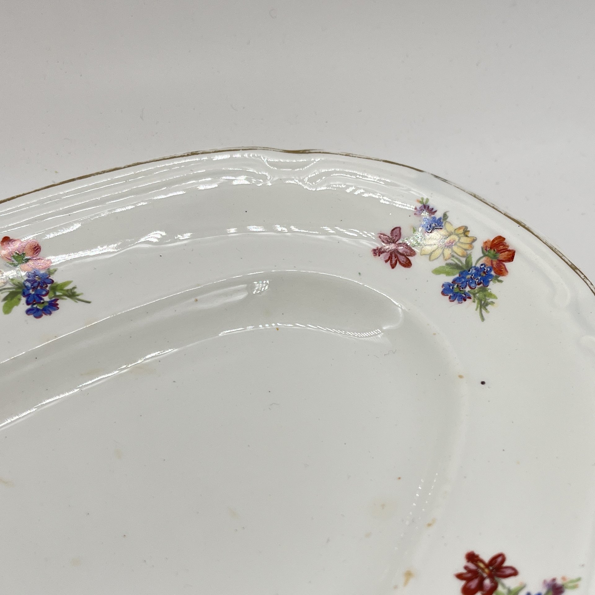 Блюдо овальной формы с цветочным декором, фаянс, деколь, золочение, Конаковский фаянсовый завод им. М.И. Калинина (ЗиК Конаково), СССР, 1952-1962 гг.