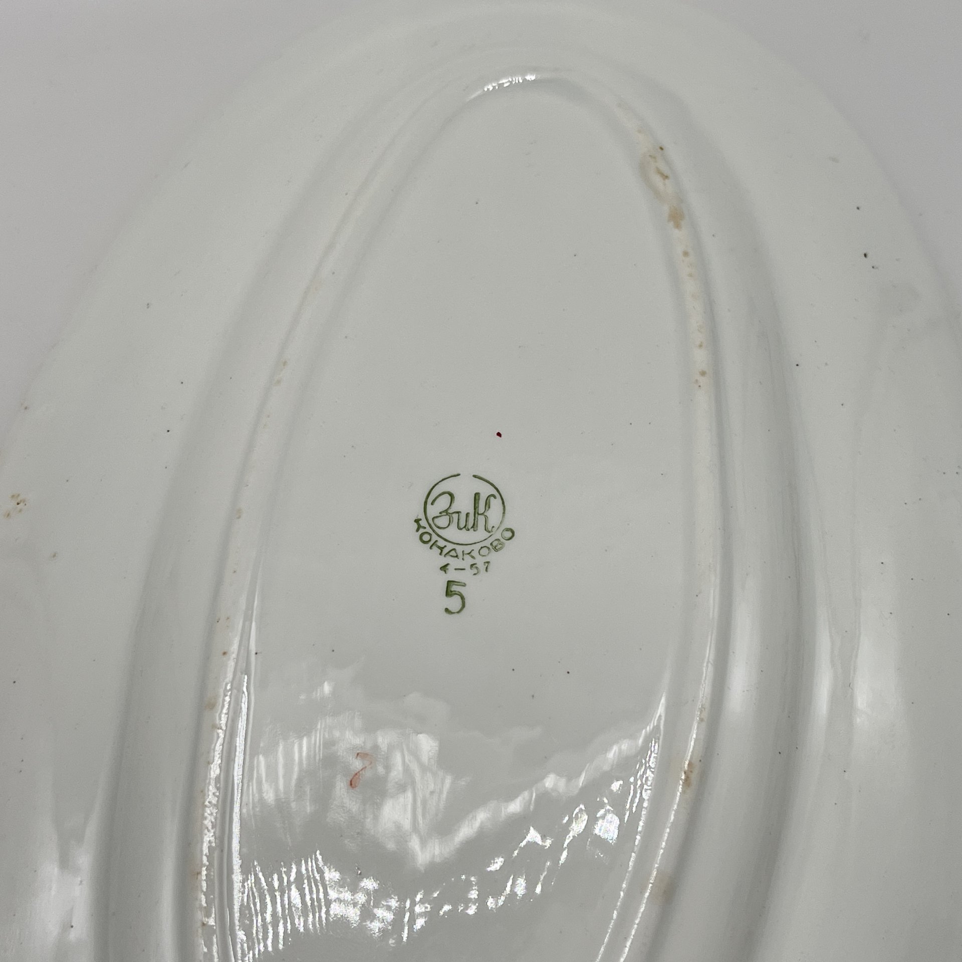 Блюдо овальной формы с цветочным декором, фаянс, деколь, золочение, Конаковский фаянсовый завод им. М.И. Калинина (ЗиК Конаково), СССР, 1952-1962 гг.