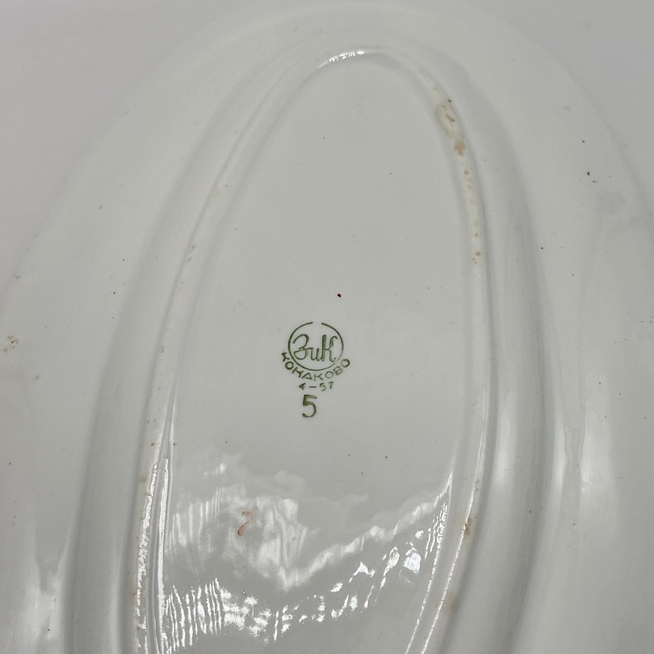 Блюдо овальной формы с цветочным декором, фаянс, деколь, золочение, Конаковский фаянсовый завод им. М.И. Калинина (ЗиК Конаково), СССР, 1952-1962 гг.