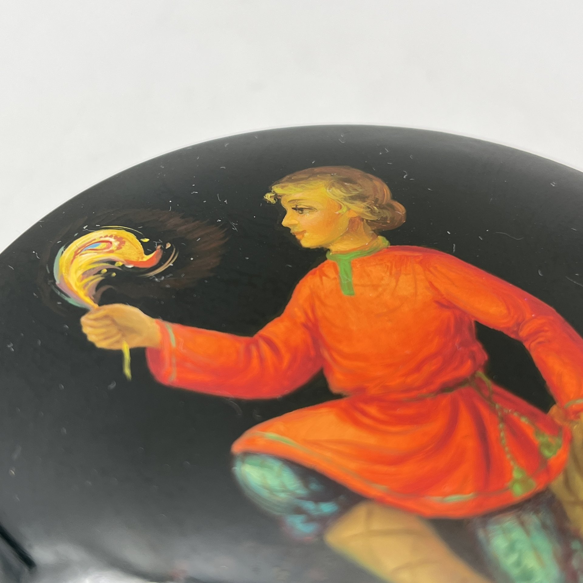 Шкатулка круглой формы "Перо Жар-птицы", декорированная лаковой миниатюрой, автор А. Борисова, папье-маше, роспись, лак, Федоскинская фабрика миниатюрной живописи (Федоскино), СССР, 1980-1990 гг.