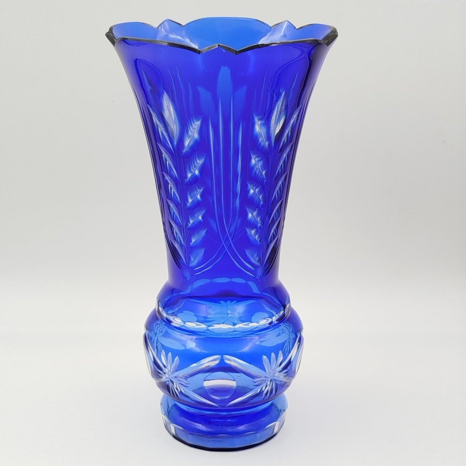 Ваза кобальтового оттенка с декором в виде колосьев и линз, хрусталь, алмазная грань, Дятьковский хрустальный завод, СССР, 1950-1970 гг.