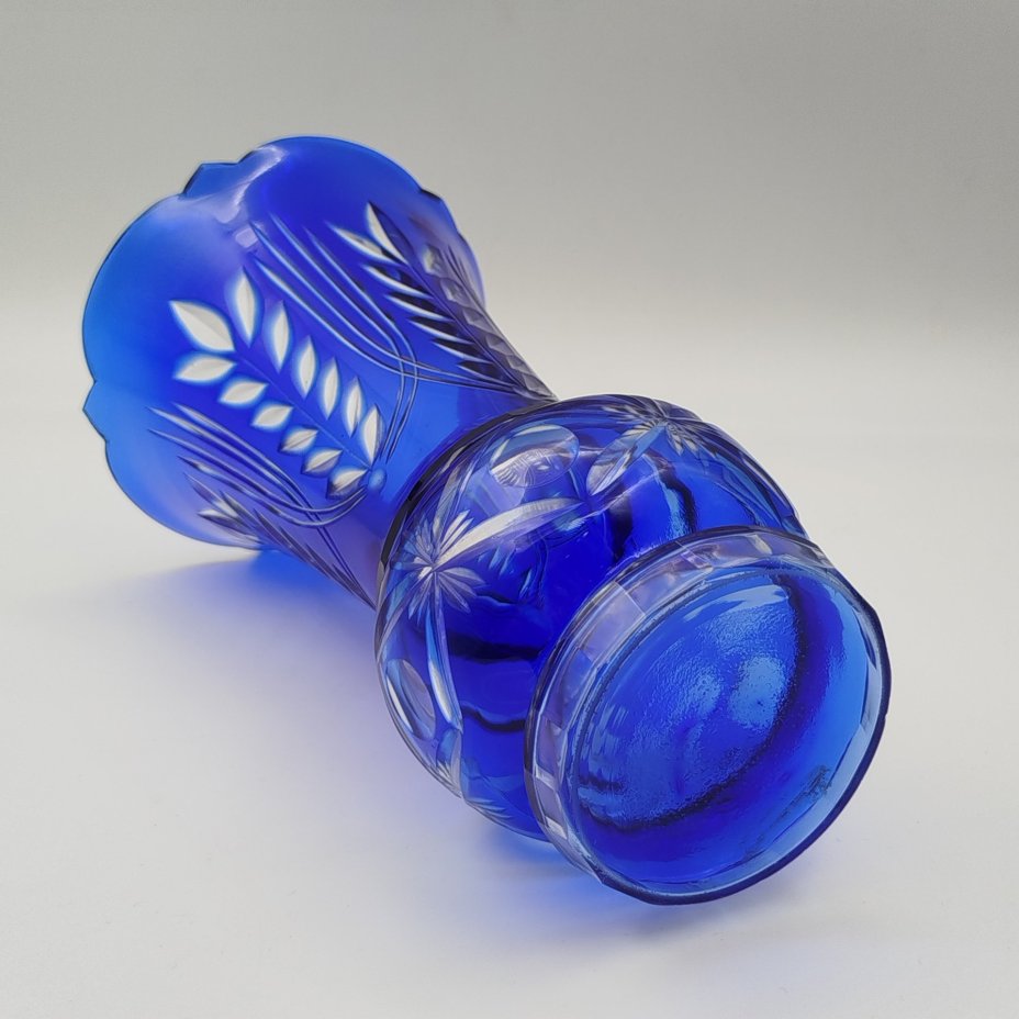 Ваза кобальтового оттенка с декором в виде колосьев и линз, хрусталь, алмазная грань, Дятьковский хрустальный завод, СССР, 1950-1970 гг.