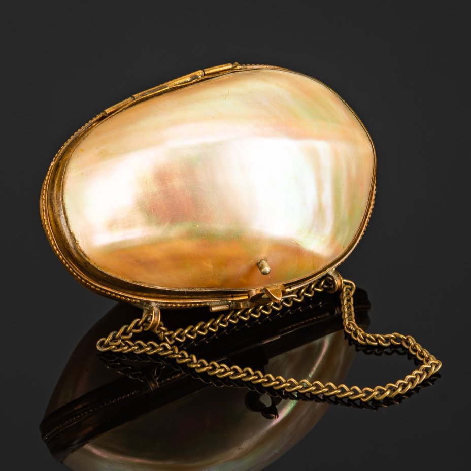 Шкатулка (табакерка, несессер) в виде яйца, с цепочкой, латунь, раковина, перламутр, Российская империя, 1880-1910 гг.