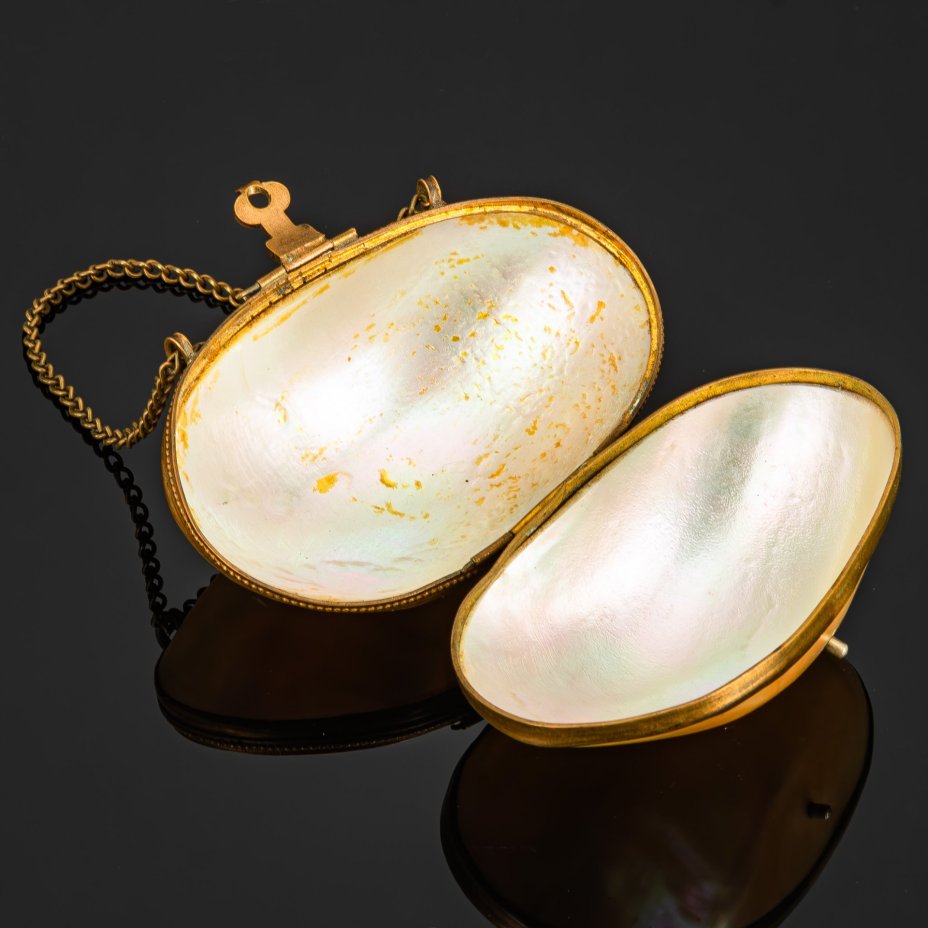 Шкатулка (табакерка, несессер) в виде яйца, с цепочкой