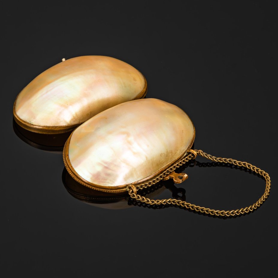 Шкатулка (табакерка, несессер) в виде яйца, с цепочкой