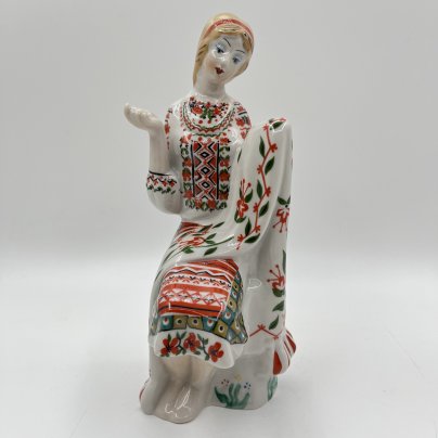 Статуэтка "Рушничок", автор Мусиенко В.Т., Никитаева К.М., Киевский экспериментальный керамико-художественный завод (КЭКХЗ)