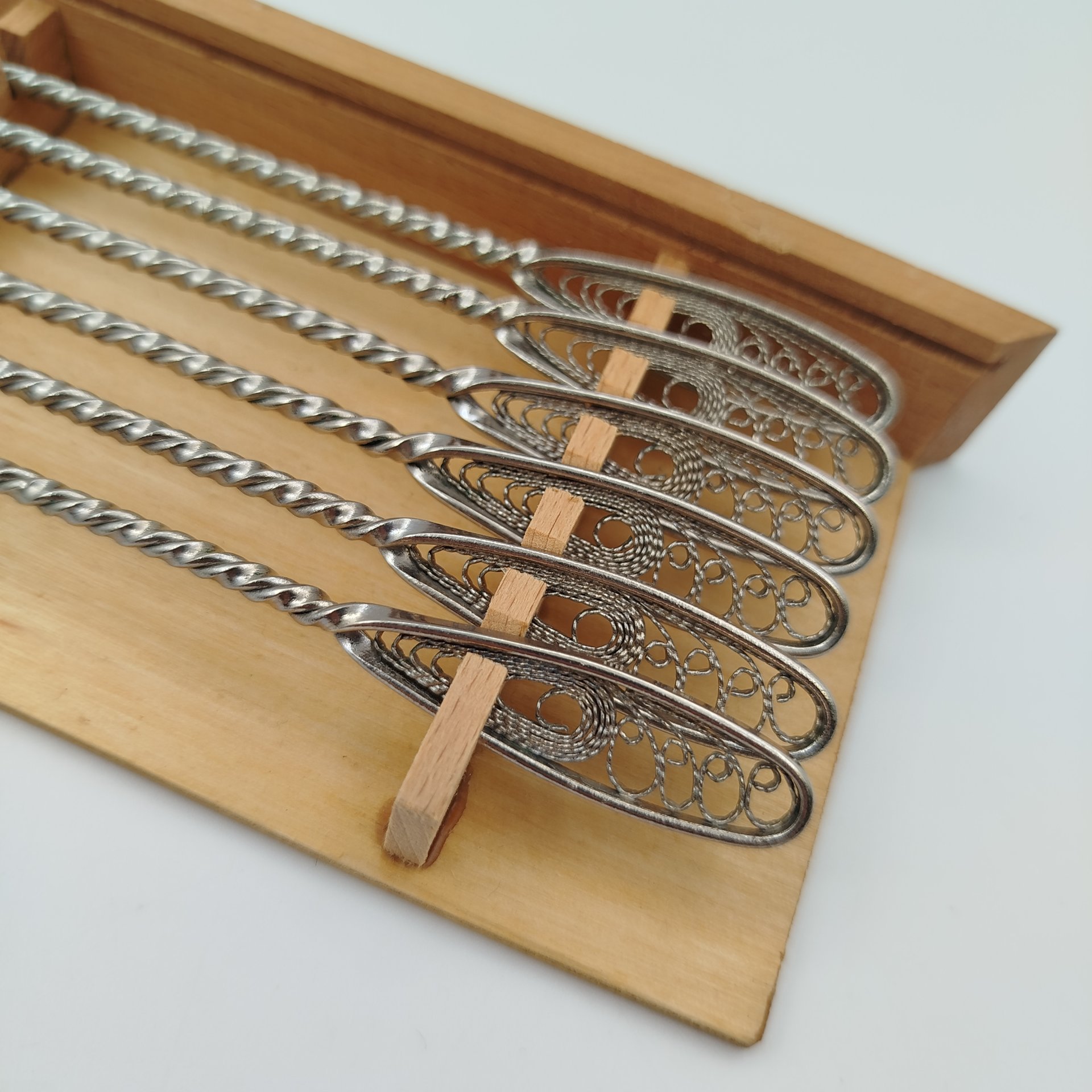 Набор вилок для лимона на 6 персон с витыми ручками и сканным узором (в кофре)