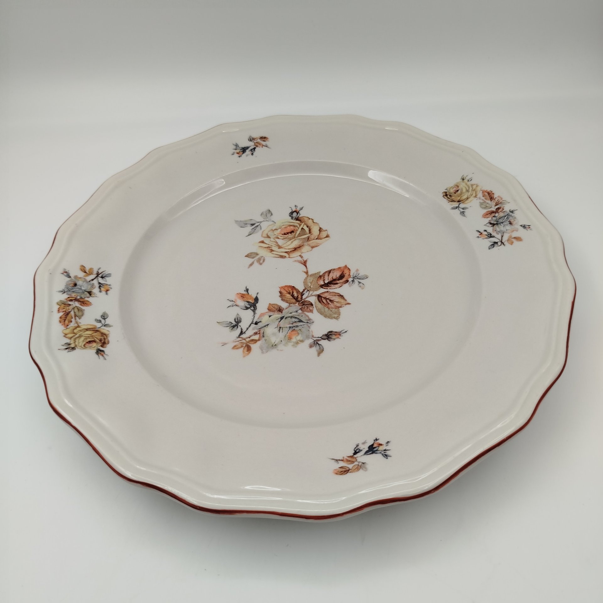 Блюдо круглой формы, декорированное розами, фарфор, деколь, Коростенский фарфоровый завод (КФЗ), СССР, 1953-1957 гг.