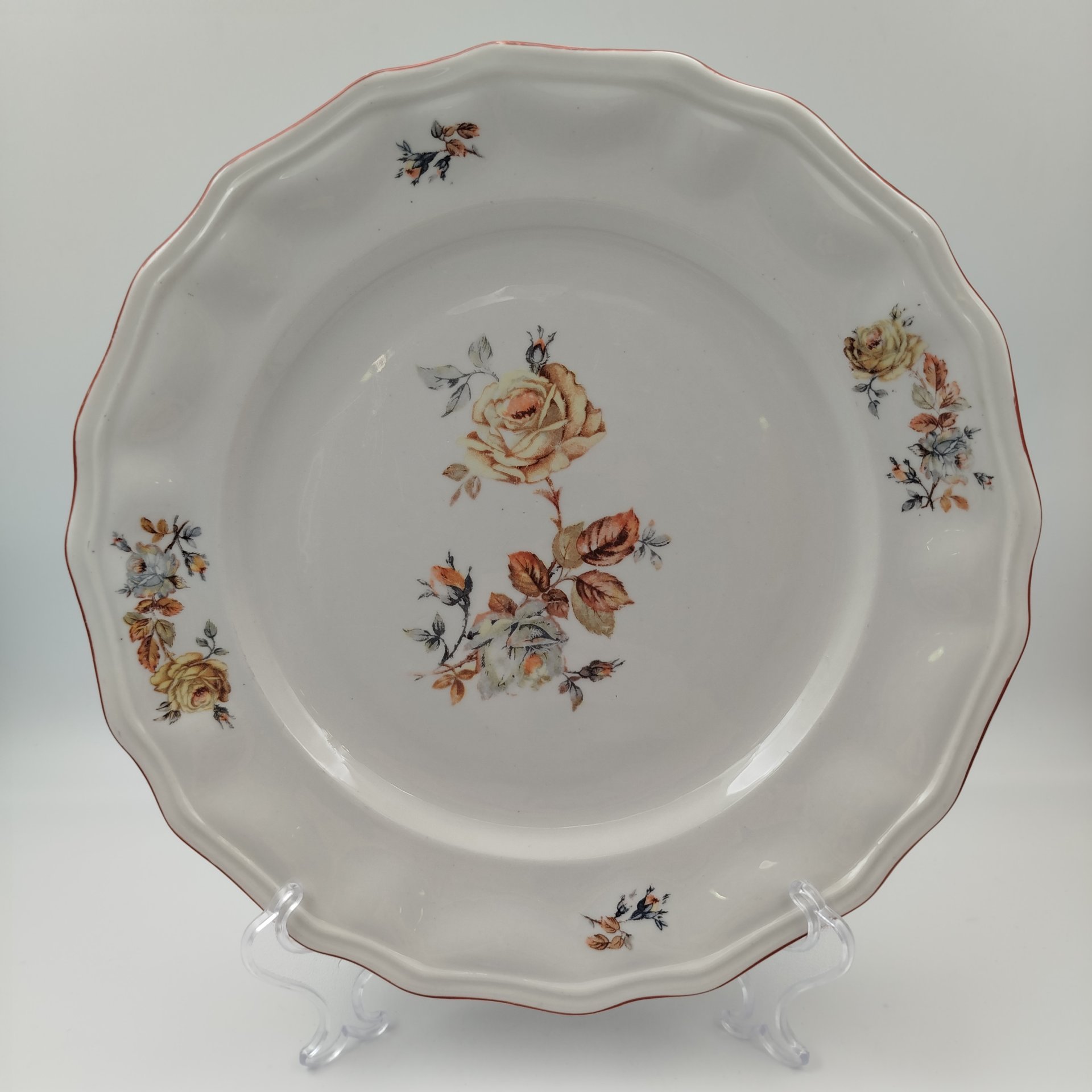 Блюдо круглой формы, декорированное розами, фарфор, деколь, Коростенский фарфоровый завод (КФЗ), СССР, 1953-1957 гг.