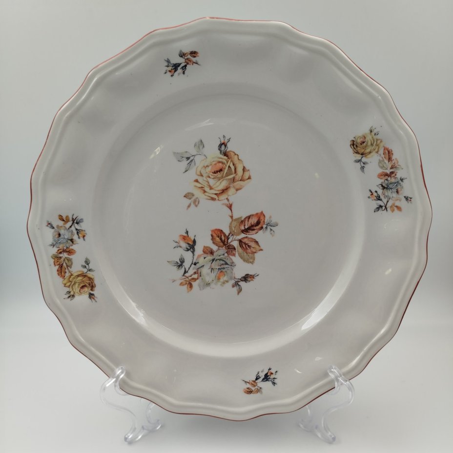 Блюдо круглой формы, декорированное розами, фарфор, деколь, Коростенский фарфоровый завод (КФЗ), СССР, 1953-1957 гг.