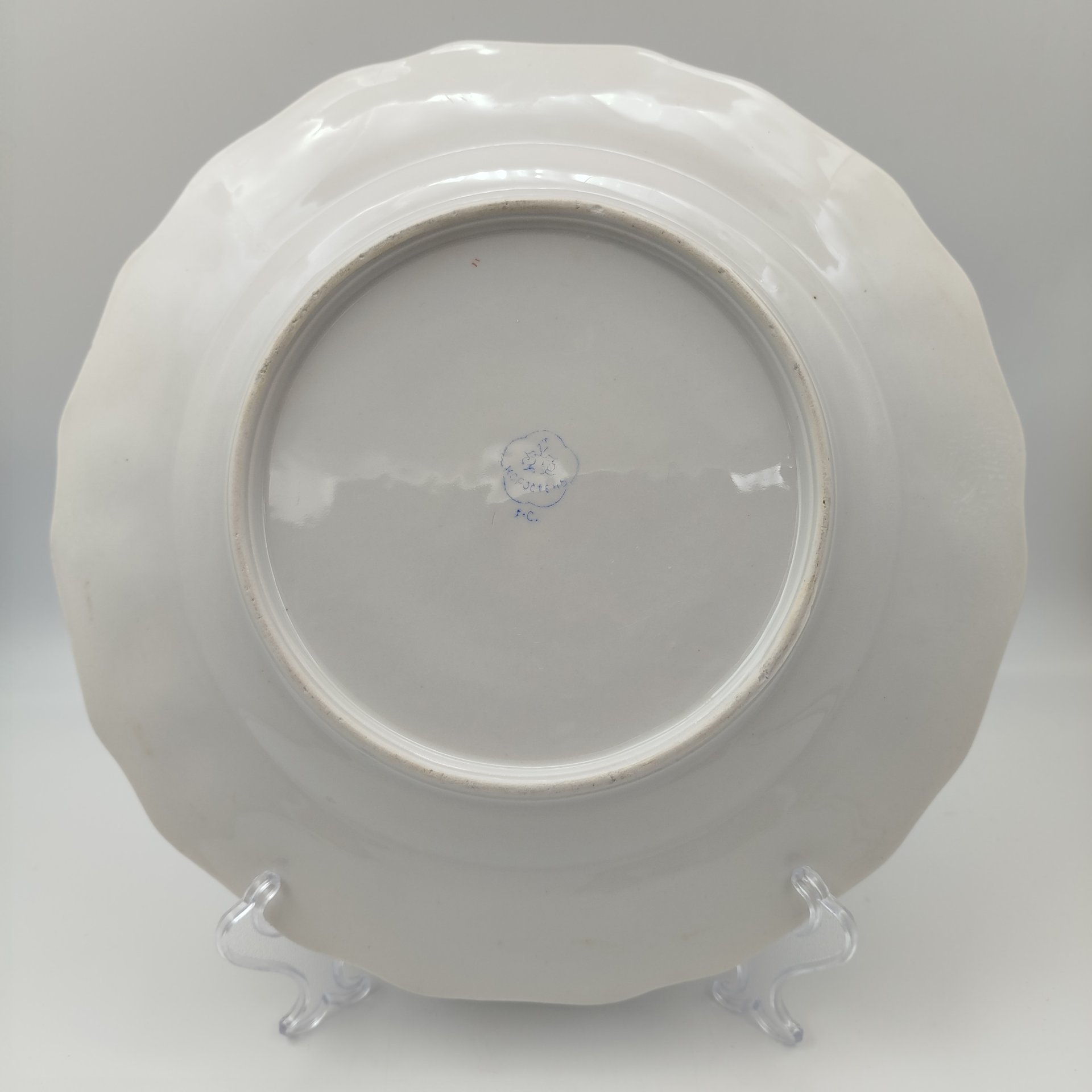 Блюдо круглой формы, декорированное розами, фарфор, деколь, Коростенский фарфоровый завод (КФЗ), СССР, 1953-1957 гг.