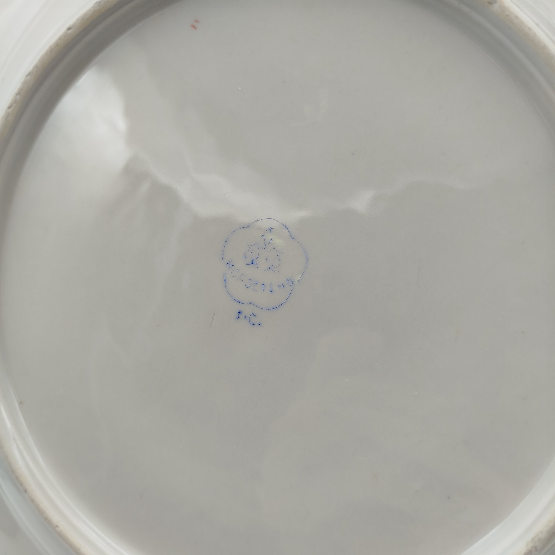 Блюдо круглой формы, декорированное розами, фарфор, деколь, Коростенский фарфоровый завод (КФЗ), СССР, 1953-1957 гг.