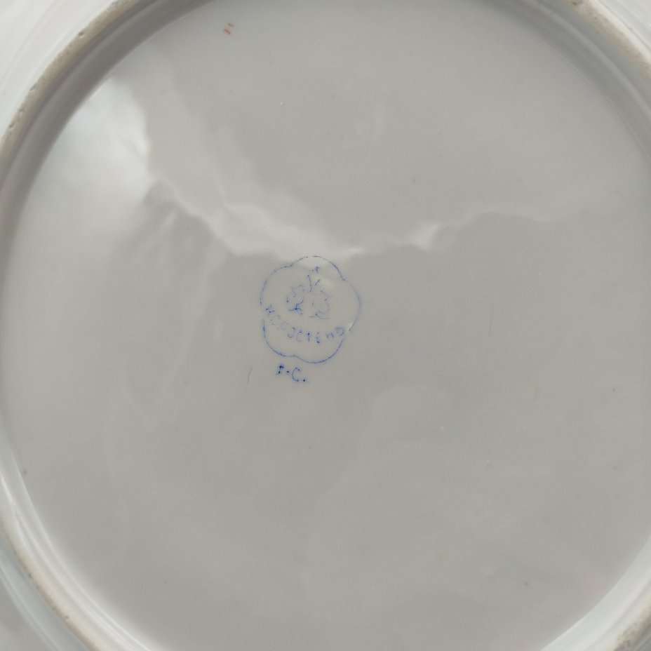 Блюдо круглой формы, декорированное розами, фарфор, деколь, Коростенский фарфоровый завод (КФЗ), СССР, 1953-1957 гг.