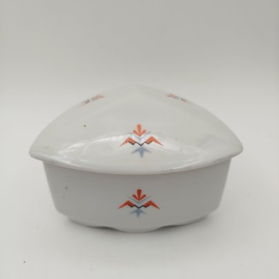 Шкатулка треугольной формы в стиле Art Deco, украшенная геометрическим декором, фарфор, деколь, Германия, 1930-1950 гг.