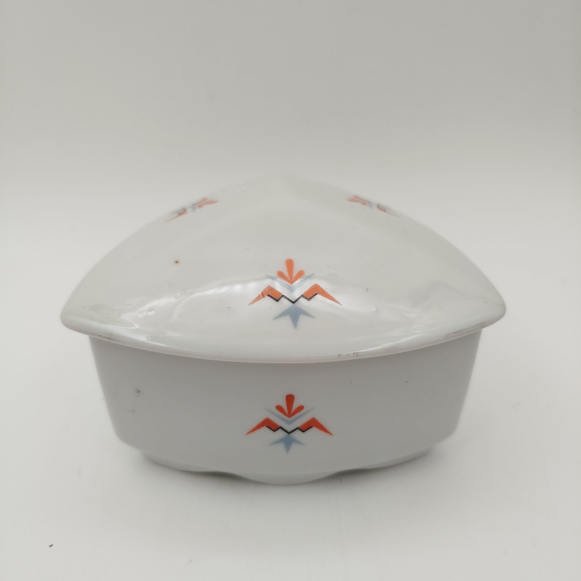 Шкатулка треугольной формы в стиле Art Deco, украшенная геометрическим декором, фарфор, деколь, Германия, 1930-1950 гг.