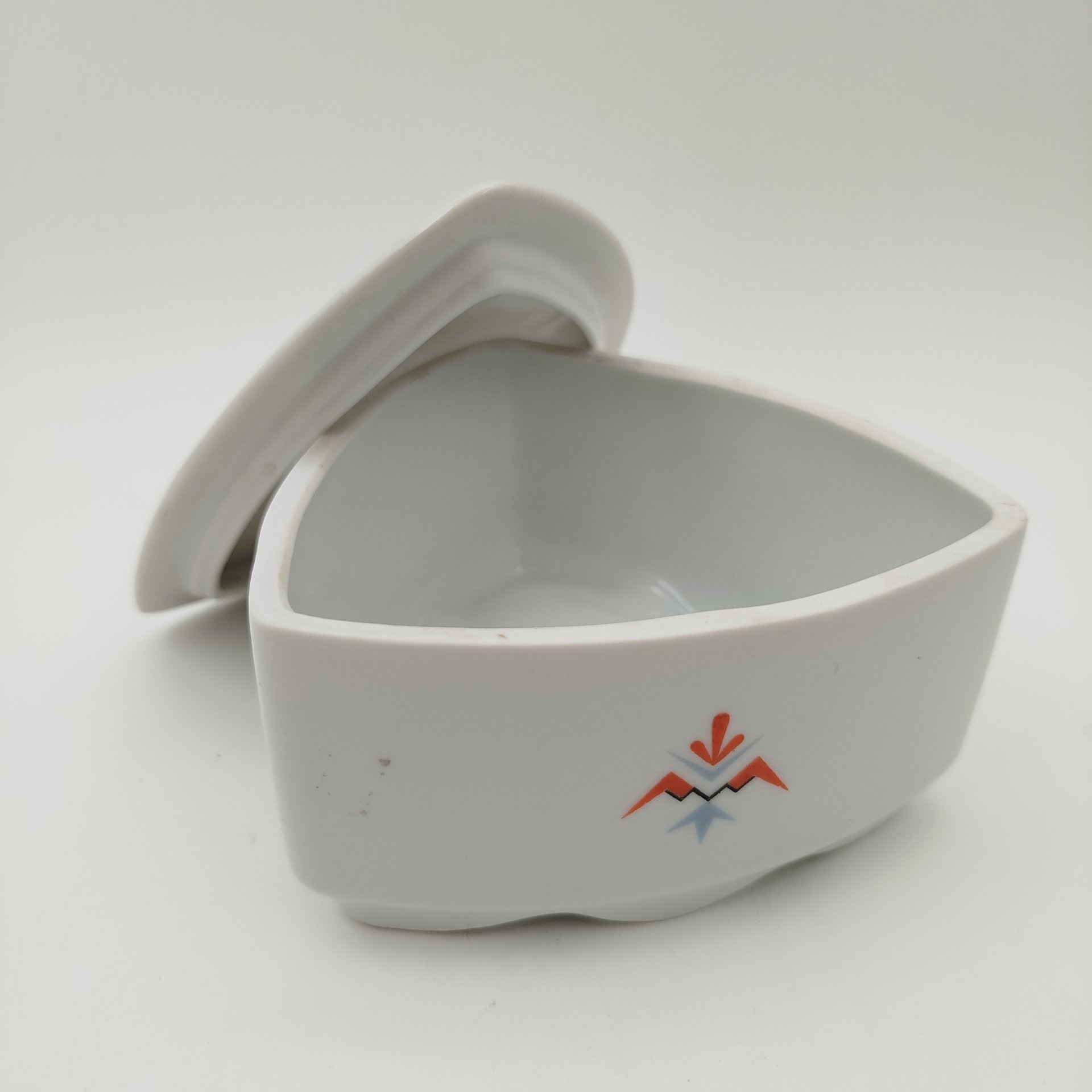 Шкатулка треугольной формы в стиле Art Deco, украшенная геометрическим декором, фарфор, деколь, Германия, 1930-1950 гг.