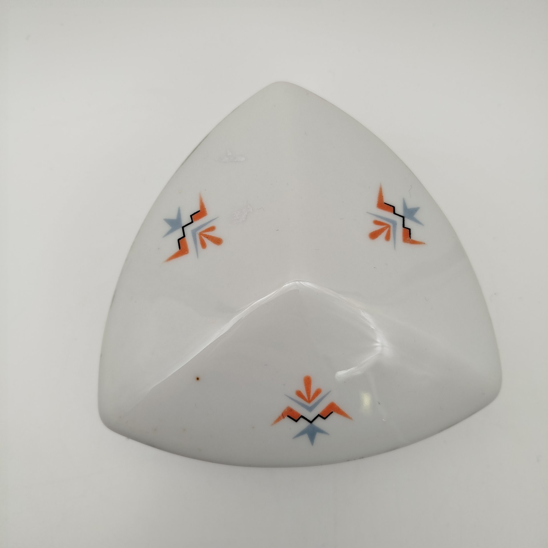 Шкатулка треугольной формы в стиле Art Deco, украшенная геометрическим декором, фарфор, деколь, Германия, 1930-1950 гг.