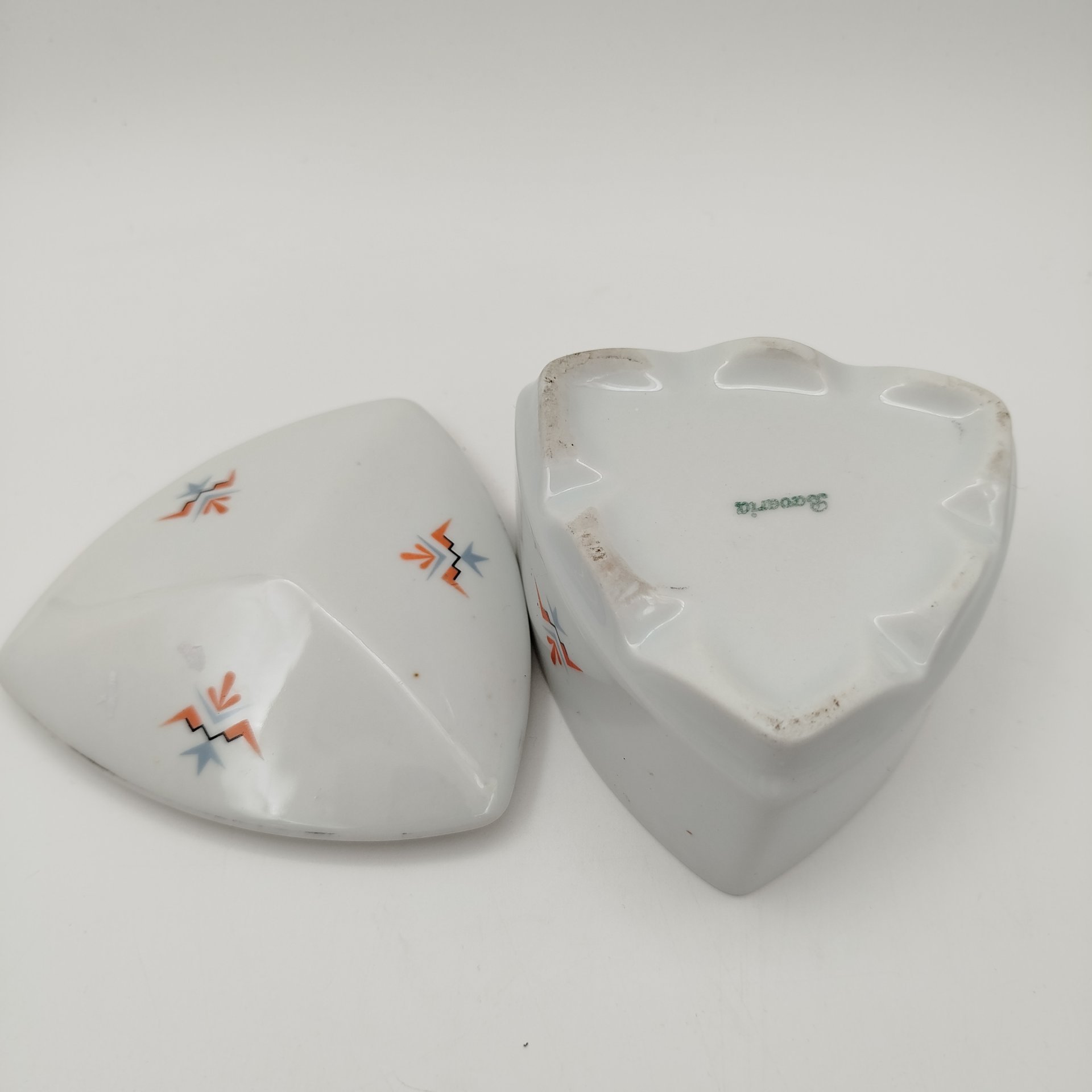 Шкатулка треугольной формы в стиле Art Deco, украшенная геометрическим декором, фарфор, деколь, Германия, 1930-1950 гг.