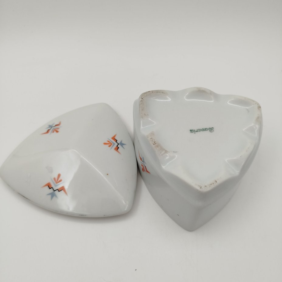 Шкатулка треугольной формы в стиле Art Deco, украшенная геометрическим декором