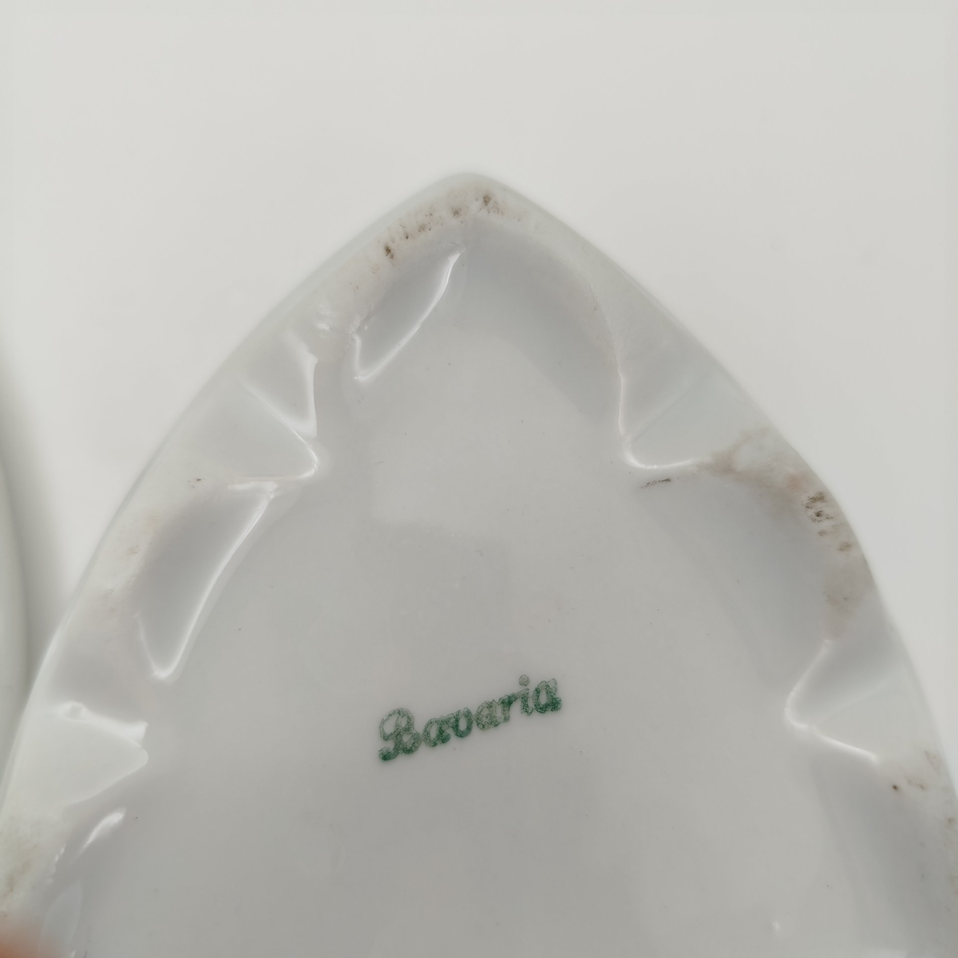 Шкатулка треугольной формы в стиле Art Deco, украшенная геометрическим декором, фарфор, деколь, Германия, 1930-1950 гг.